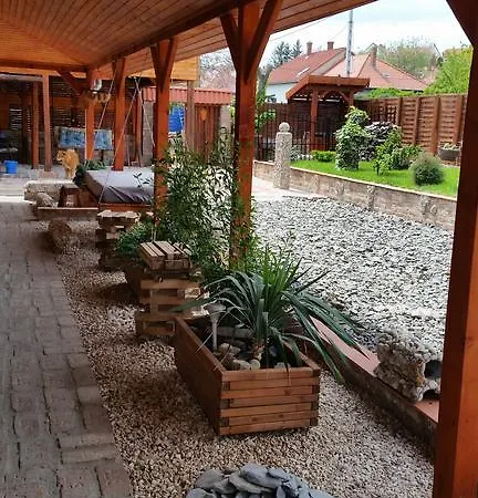 Zsolnay Apartmanhaz Gasthof *